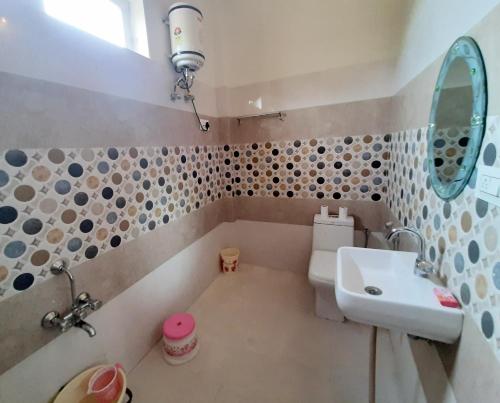 
A bathroom at Hotel Divine Palace Pushkar
