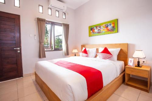 Tempat tidur dalam kamar di OYO 1207 Pondok 789 Near Canggu Echo beach