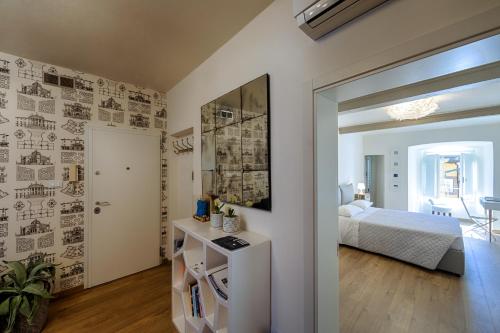 - une chambre avec un lit et une porte coulissante en verre dans l'établissement Le Dimore di casa Mattei N 10, à Prato