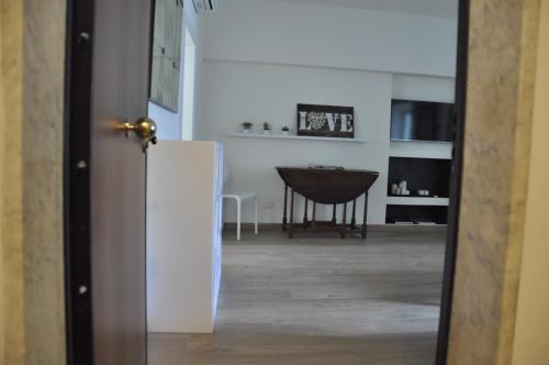 une porte menant à une chambre avec une table dans l'établissement Le Dimore di casa Mattei N 10, à Prato