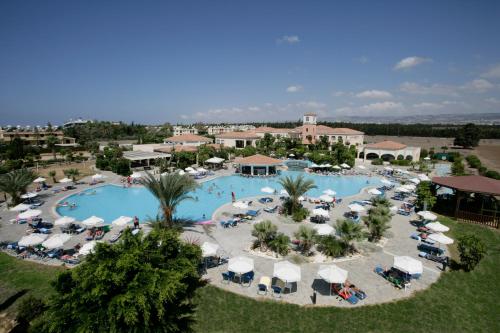 een uitzicht over een zwembad in een resort bij Avanti Holiday Village in Paphos City