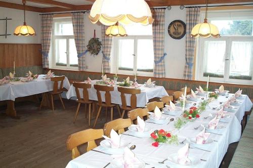 Restoran või mõni muu söögikoht majutusasutuses Gasthof Adler