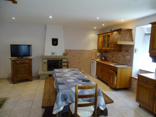 Il comprend une cuisine avec une table à manger et une télévision. dans l'établissement Le Cottage 
