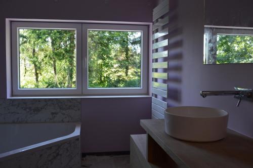 A bathroom at Hotel La Heid des Pairs