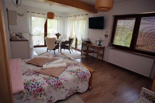 カジミエシュ・ドルニにあるSielsko-Anielsko centrumのベッドとテーブルと椅子のある寝室