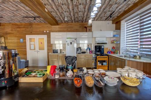 Кухня или мини-кухня в Hillside Karakol B&B
