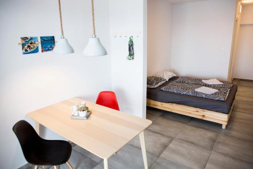 een kleine kamer met een tafel en een bed bij climbers village in Kalymnos