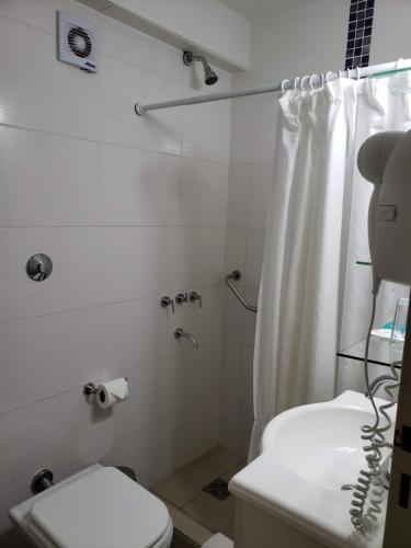 ポサーダスにあるHotel Continentalのシャワーとトイレ付きの白いバスルーム