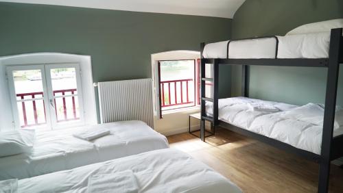 A bed or beds in a room at MARA RIVIERE Gîte d'étape sur la Vélo Francette