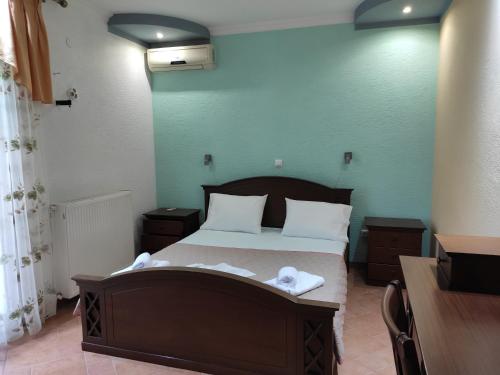 1 dormitorio con 1 cama con toallas en Elpida Apartment en Limenas