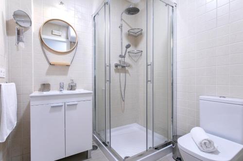een badkamer met een douche, een toilet en een wastafel bij Livemalaga Balneario Beach in Málaga