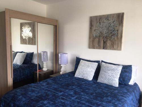 Postel nebo postele na pokoji v ubytování French Riviera Condo 4 Rent in Marina Baie des Anges