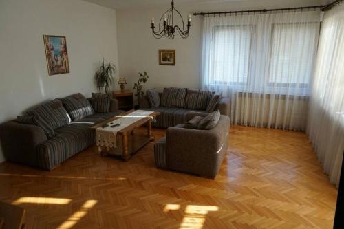 Istumisnurk majutusasutuses Apartments Dolarevic