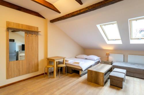מיטה או מיטות בחדר ב-Apartamenty Galicja