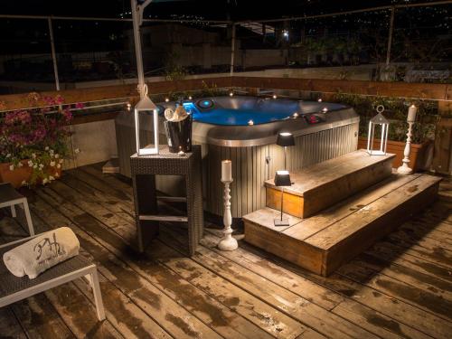 bañera de hidromasaje en una terraza con mesa y velas en Hotel Tigullio Et De Milan en Santa Margherita Ligure