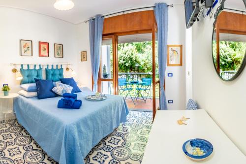 Postel nebo postele na pokoji v ubytování La Casetta Linda - New 2 Bedroom Apt in Sorrento with seaview Terrace