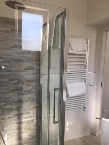 y baño con cabina de ducha de cristal y toallas. en CASA GIULIETTA, en Vico Equense