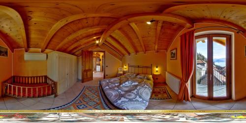 a large room with a bed and a large ceiling at CasAle Fe-Wo - Appartamenti con vista Lago in Cannero Riviera
