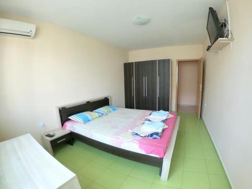 ein Schlafzimmer mit einem großen Bett in einem Zimmer in der Unterkunft Las Palmas in Pomorie