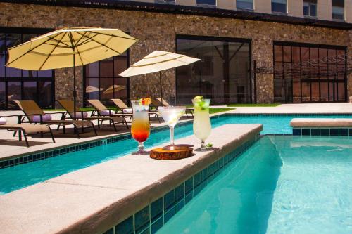 - deux boissons sur une table à côté de la piscine dans l'établissement Hotel Kumiai Inn, à Tecate