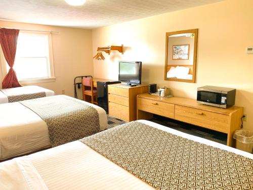 Postel nebo postele na pokoji v ubytování Sandusky Inn