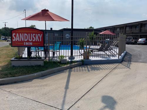 Bazén v ubytování Sandusky Inn nebo v jeho okolí