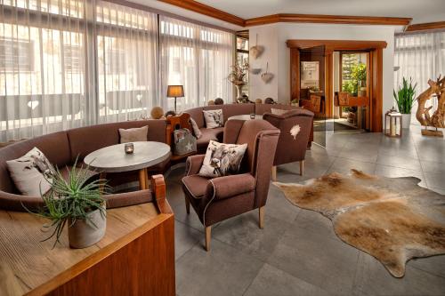 a living room with a couch and chairs and a table at Neo Hotel Linde Esslingen in Esslingen