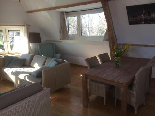 uma sala de estar com um sofá e uma mesa em B&B de Druif em Breda