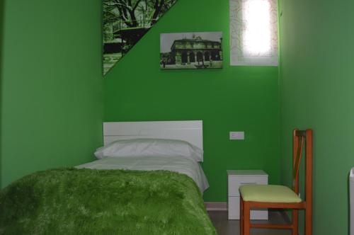 - une chambre verte avec un lit et un mur vert dans l'établissement VUT Collado 28 Segundo, à Soria