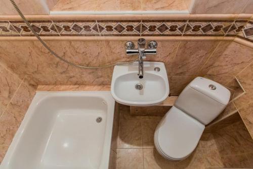 La salle de bains est pourvue d'un lavabo et de toilettes. dans l'établissement Apartments in the Customs Square, à Lviv