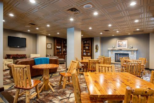 a living room filled with furniture and a table at Lodge of the Ozarks in Branson