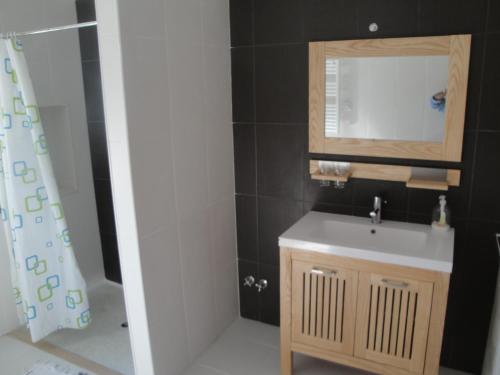a bathroom with a sink and a mirror at Casa Do Fiscal in Barroselas