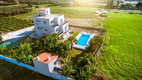 uma vista aérea de uma casa com piscina em Martimi Apartments - 200M from Drapanias Beach - Pool - Hot Tub - Sauna - BBQ em Kissamos