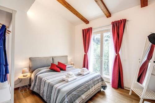 A bed or beds in a room at Chez Carme'