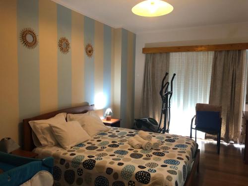 Un dormitorio con una cama con un osito de peluche. en Apartamento Parque Urbano en Ponta Delgada