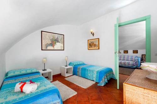 sypialnia z dwoma łóżkami i lustrem w obiekcie Gaiano Apt w Sorrento
