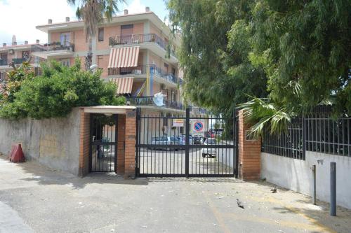 un cancello in ferro battuto di fronte a un edificio di Ica house a Castellammare di Stabia