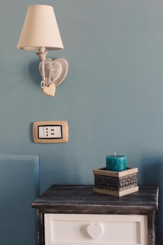 a table with a lamp and a clock on it at Alle Scalette B&B in Lauria