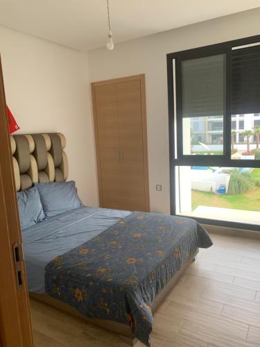 Tempat tidur dalam kamar di Presigia plage des nation Vacation Home