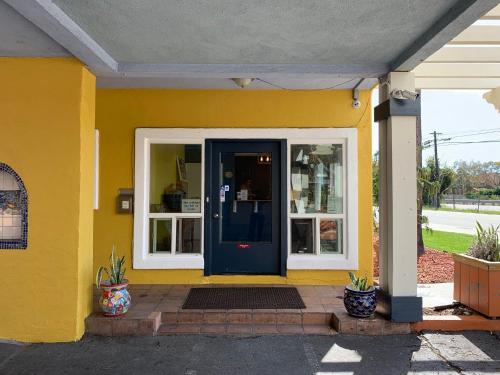 Fachada o entrada de Sandyland Reef Inn