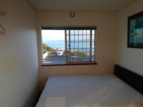 金山にあるGuest House Marine Blue / Vacation STAY 3655のベッドルーム1室(ベッド1台、大きな窓付)