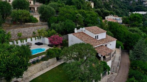 una vista aérea de una casa con piscina en Monte Carlo View and Spa, en La Turbie