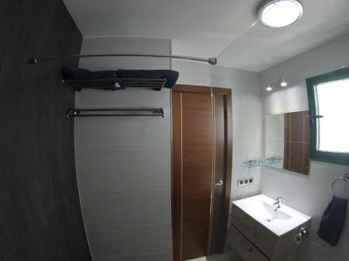 un bagno con doccia e lavandino di Magmamia a Puerto del Carmen