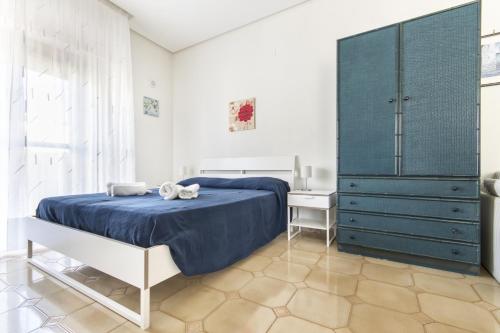ein Schlafzimmer mit einem blauen Bett und einer Kommode in der Unterkunft Apartments Bed Abate in Villabate