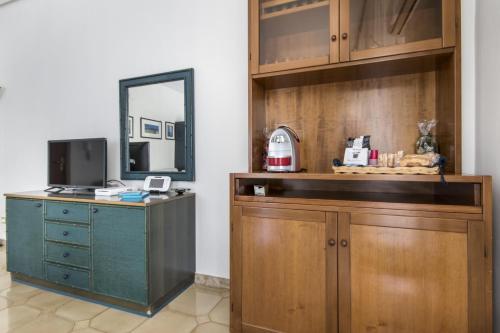 Habitación con escritorio, espejo y barra. en Apartments Bed Abate en Villabate