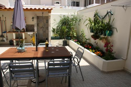 a table and chairs in a patio with plants at House of Orchids with Pátio in Vila Real de Santo António