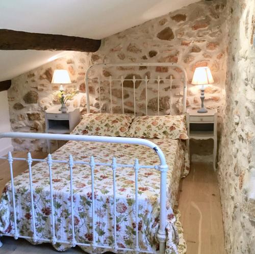 Postel nebo postele na pokoji v ubytování 19C Provencal Stone House with Private Pool near Uzes