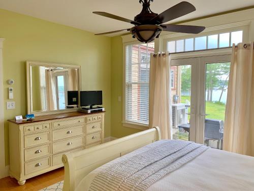 a bedroom with a bed and a window at Sheepscot Harbour Village Resort in Edgecomb
