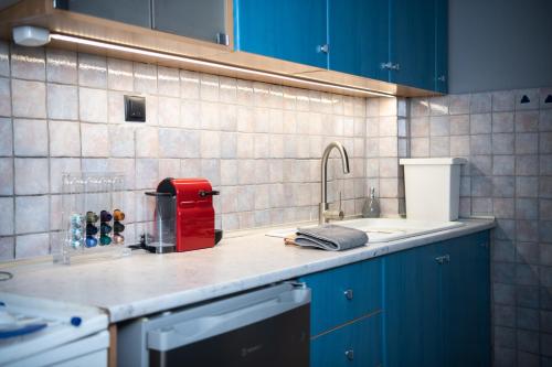 uma cozinha com um aparelho vermelho no balcão em Grey & Cozy Luxury Apartment em Tessalônica