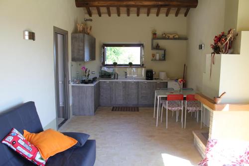 Dapur atau dapur kecil di Agriturismo Borgo Pirolino